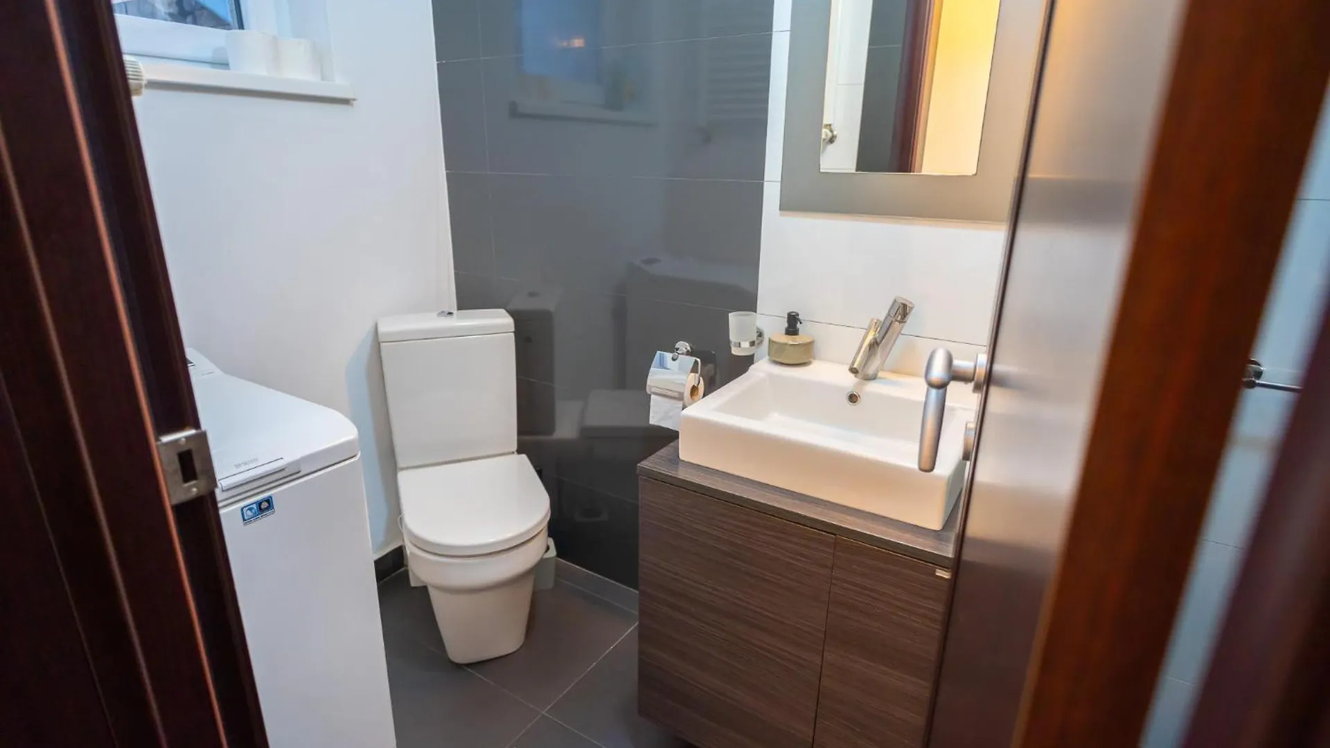 Cozy & Spacious Apartment Near Victoriei Square Bucarest Romania